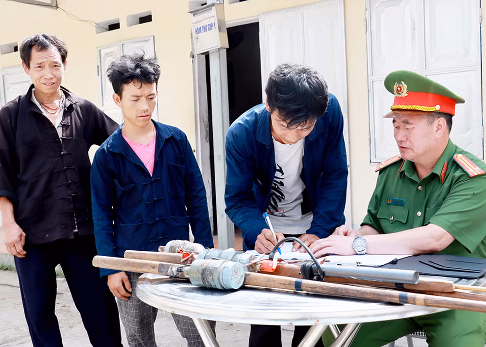 công an xã cán chu phìn tiếp nhận vũ khí tự chế do người dân giao nộp..jpg -0