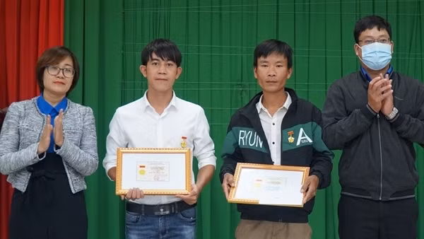 Tặng huy hiệu “Tuổi trẻ dũng cảm” cho 2 thanh niên cứu 6 học sinh trên biển ảnh 3