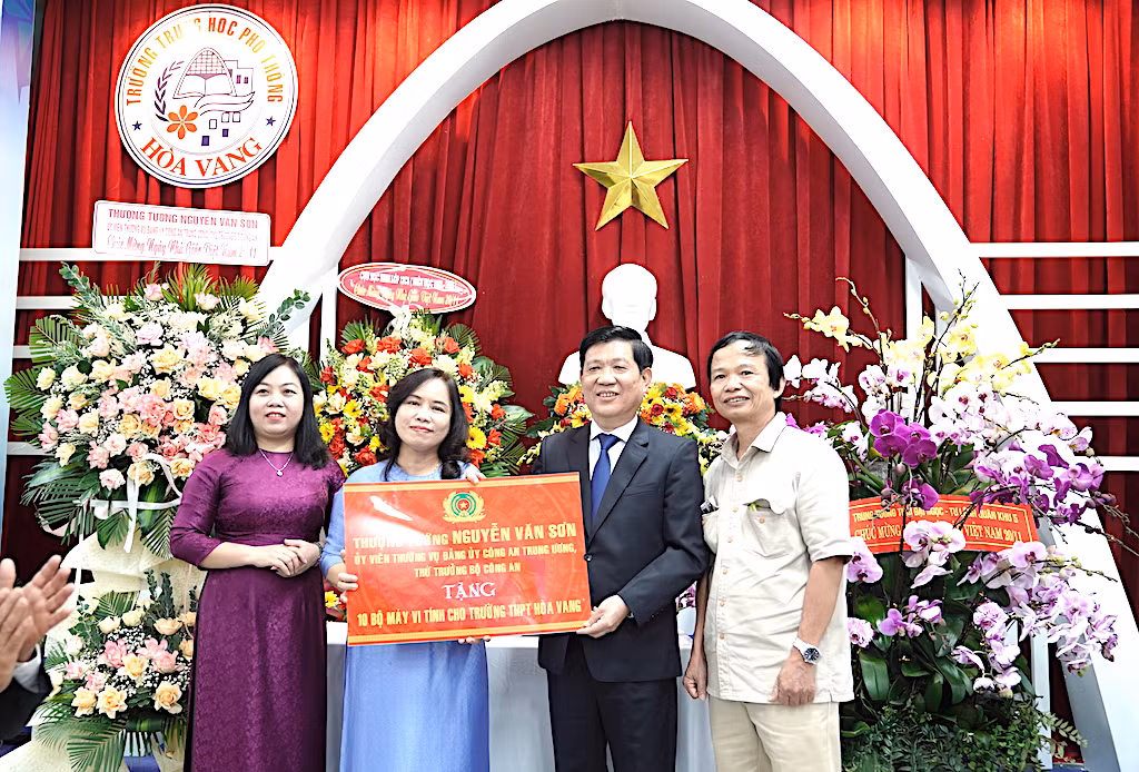Thượng tướng Nguyễn Văn Sơn thăm và chúc mừng Ngày Nhà giáo Việt Nam -0