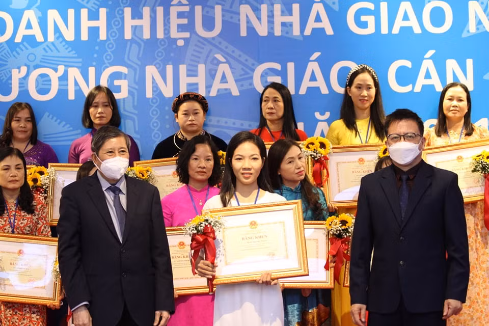 Vinh danh Nhà giáo Nhân dân, Nhà giáo Ưu tú và cán bộ quản lý giáo dục tiêu biểu năm 2021 -0