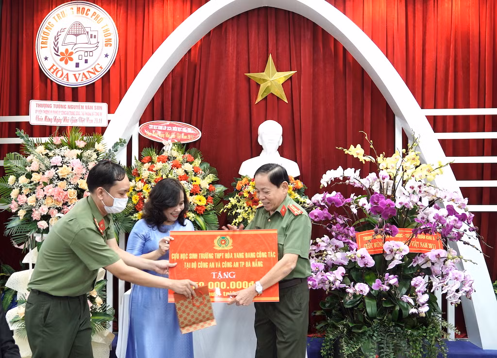 Thượng tướng Nguyễn Văn Sơn thăm và chúc mừng Ngày Nhà giáo Việt Nam -0