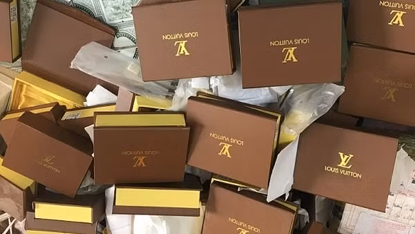 Xử phạt 100 triệu đồng doanh nghiệp nhập khẩu gần 200.000 túi xách giả mạo xuất xứ