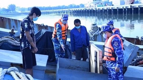 Ngăn chặn tình trạng buôn lậu xăng dầu trên tuyến biển ảnh 3