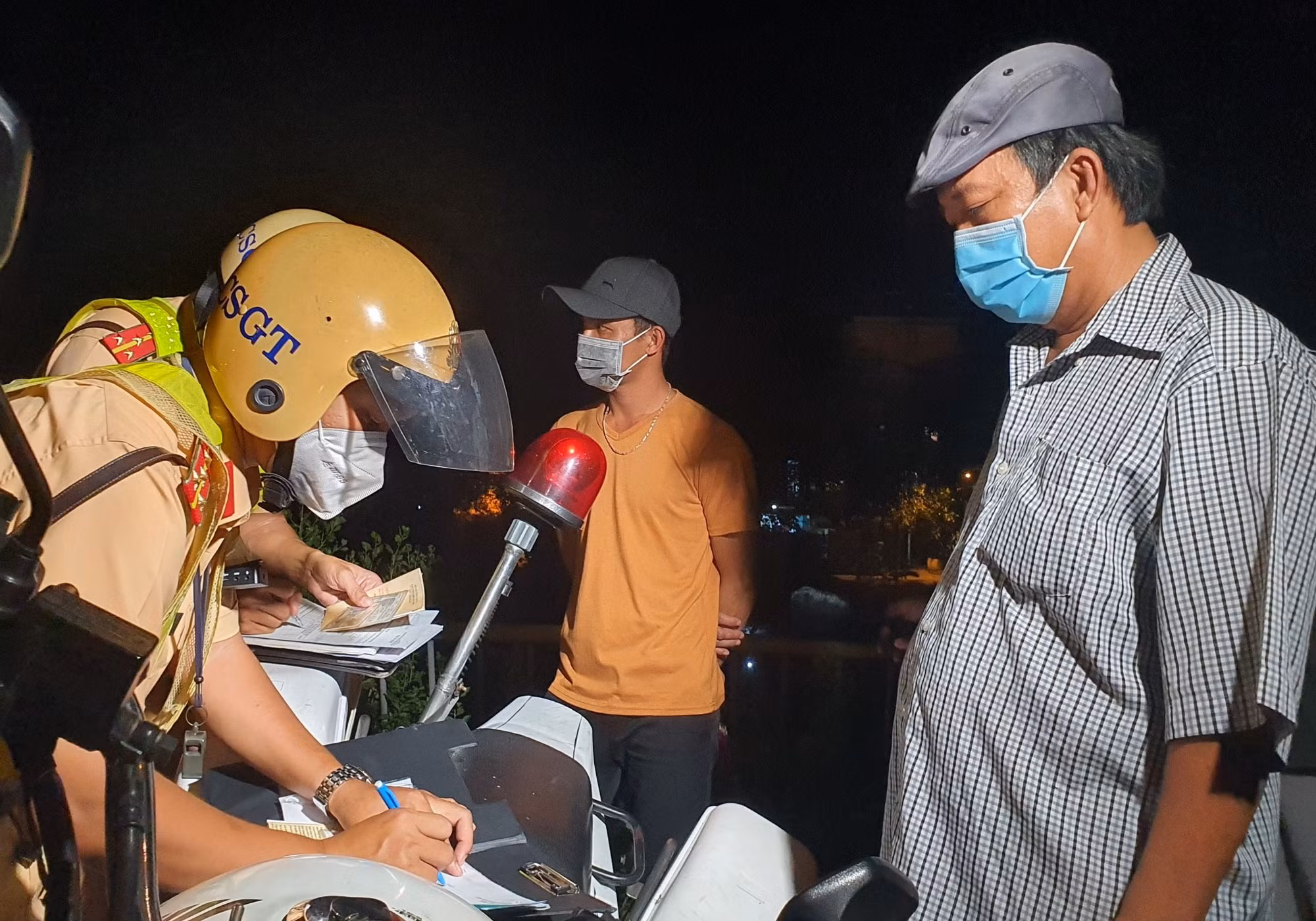Ngăn xe tải, xe ben đi vào đường cấm gây họa về đêm -0