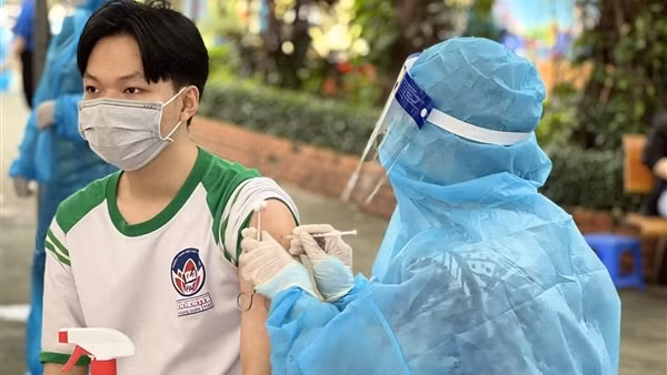 Thành phố Hồ Chí Minh triển khai tiêm mũi 2 phòng COVID-19 cho học sinh sau ngày 20/11