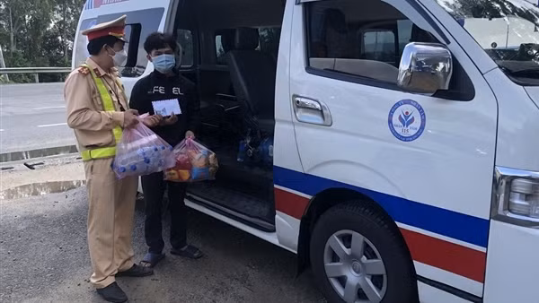CSGT hỗ trợ tiền, xe cấp cứu đưa một thanh niên sau nửa tháng đi bộ về quê