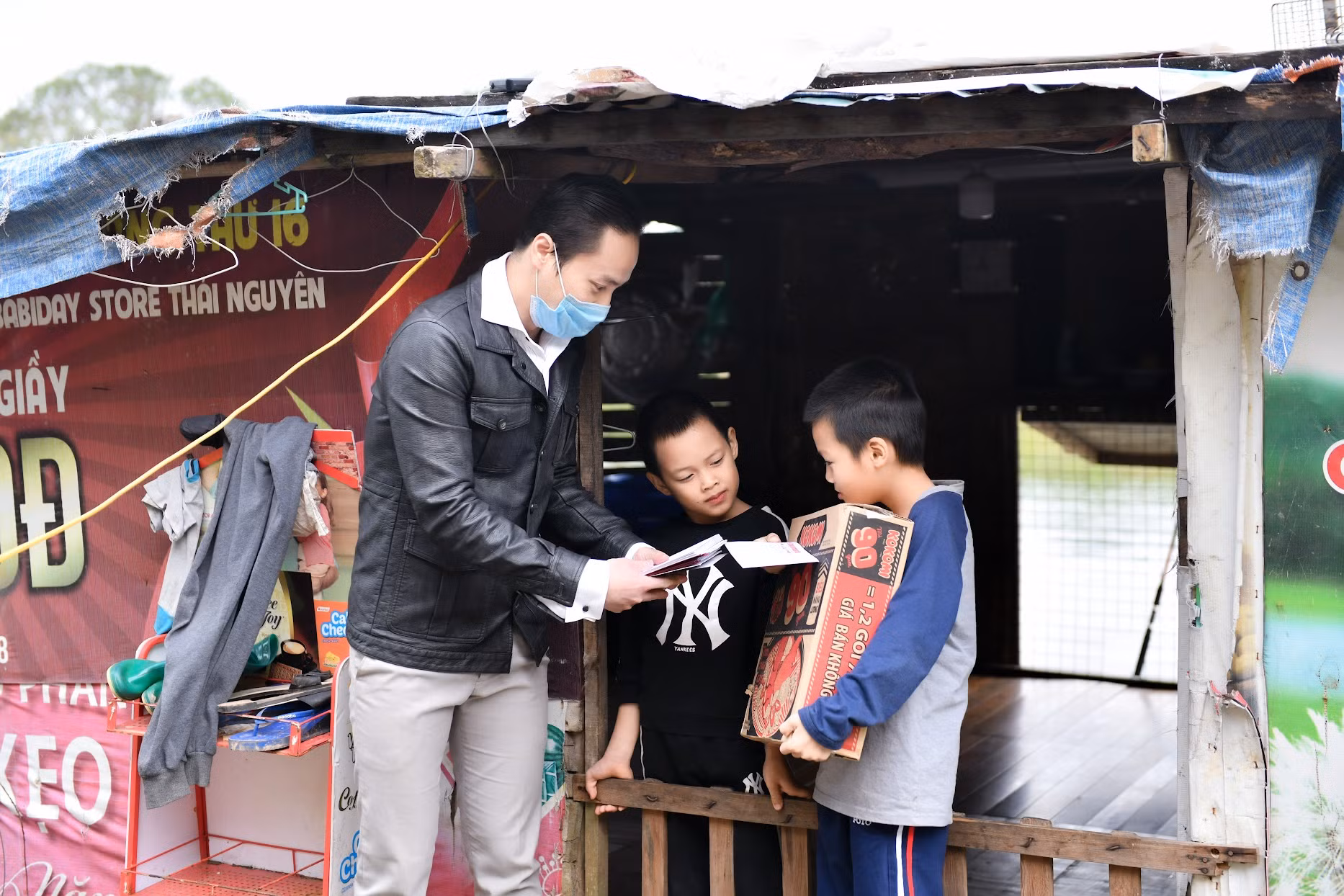 Báo CAND: Lan tỏa yêu thương tới bà con nơi “xóm phao” -1