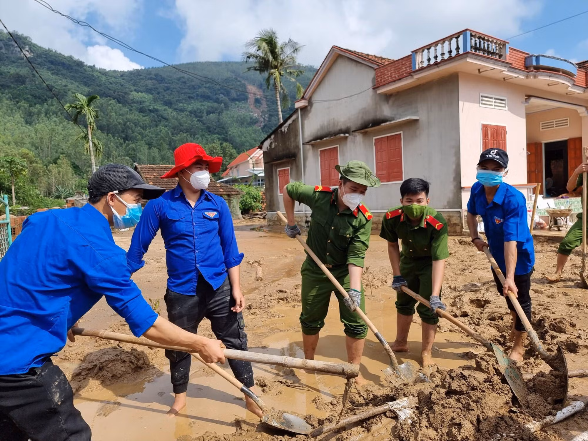 Công an ra quân giúp dân khắc phục hậu quả núi lở ở Bình Định -0