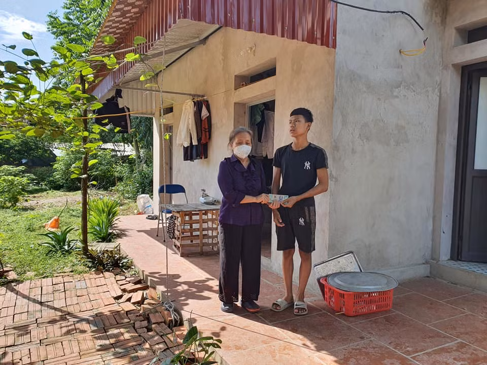 “Bà đỡ” của những học trò nghèo -0