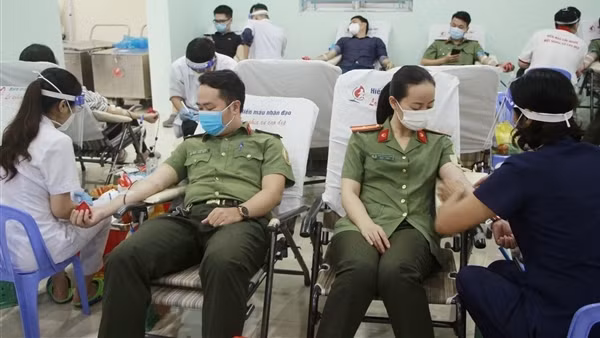 Công an Hà Nội hiến máu tình nguyện, lan tỏa tình người trong đại dịch ảnh 3