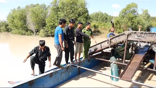 Bắt 5 tàu công suất lớn khai thác cát trái phép trên Hồ Dầu Tiếng