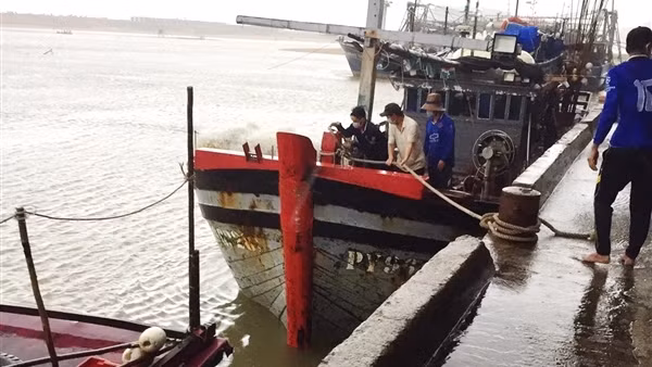 Bàn giao ngư dân được cứu nạn trên biển cho Đại sứ quán Philippines ảnh 4
