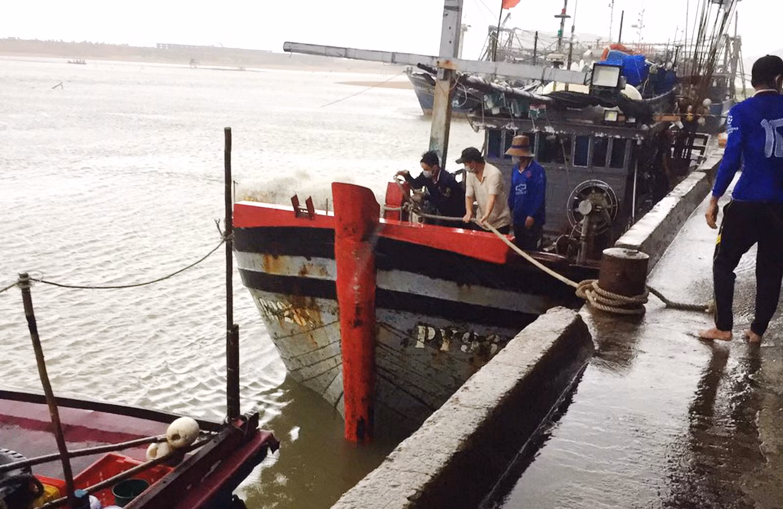 Ngư dân Phú Yên cứu nạn một người Philippine trôi dạt giữa biển khơi -0
