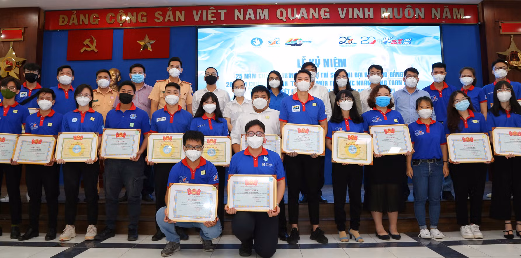 Nhiều tình nguyện tiếp sức mùa thi được tặng bằng khen -0