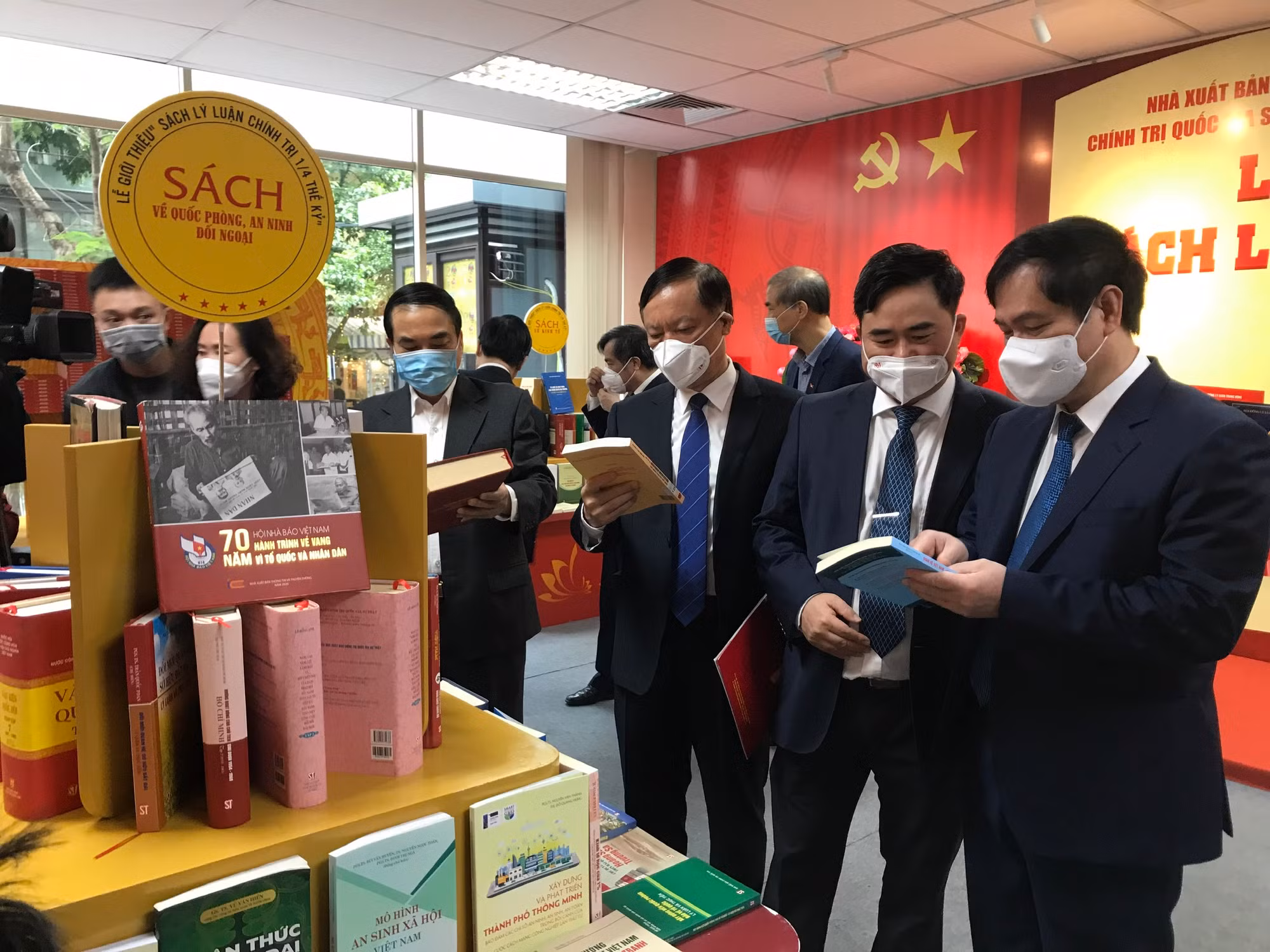  Khai mạc trưng bày “Sách lý luận chính trị 1/4 thế kỷ” -0