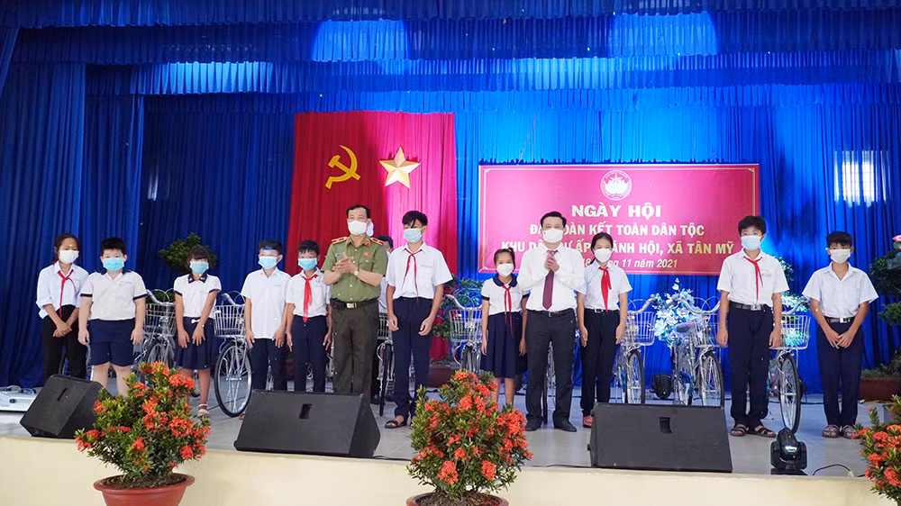 Thiếu tướng Lê Tấn Tới dự Ngày hội Đại đoàn kết toàn dân tộc tại Long An -0