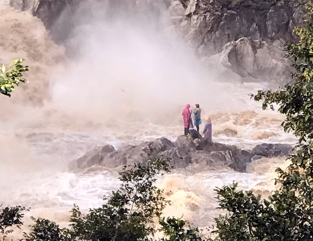 Giải cứu thành công 3 người mắc kẹt giữa sông Ba khi đi câu cá -0