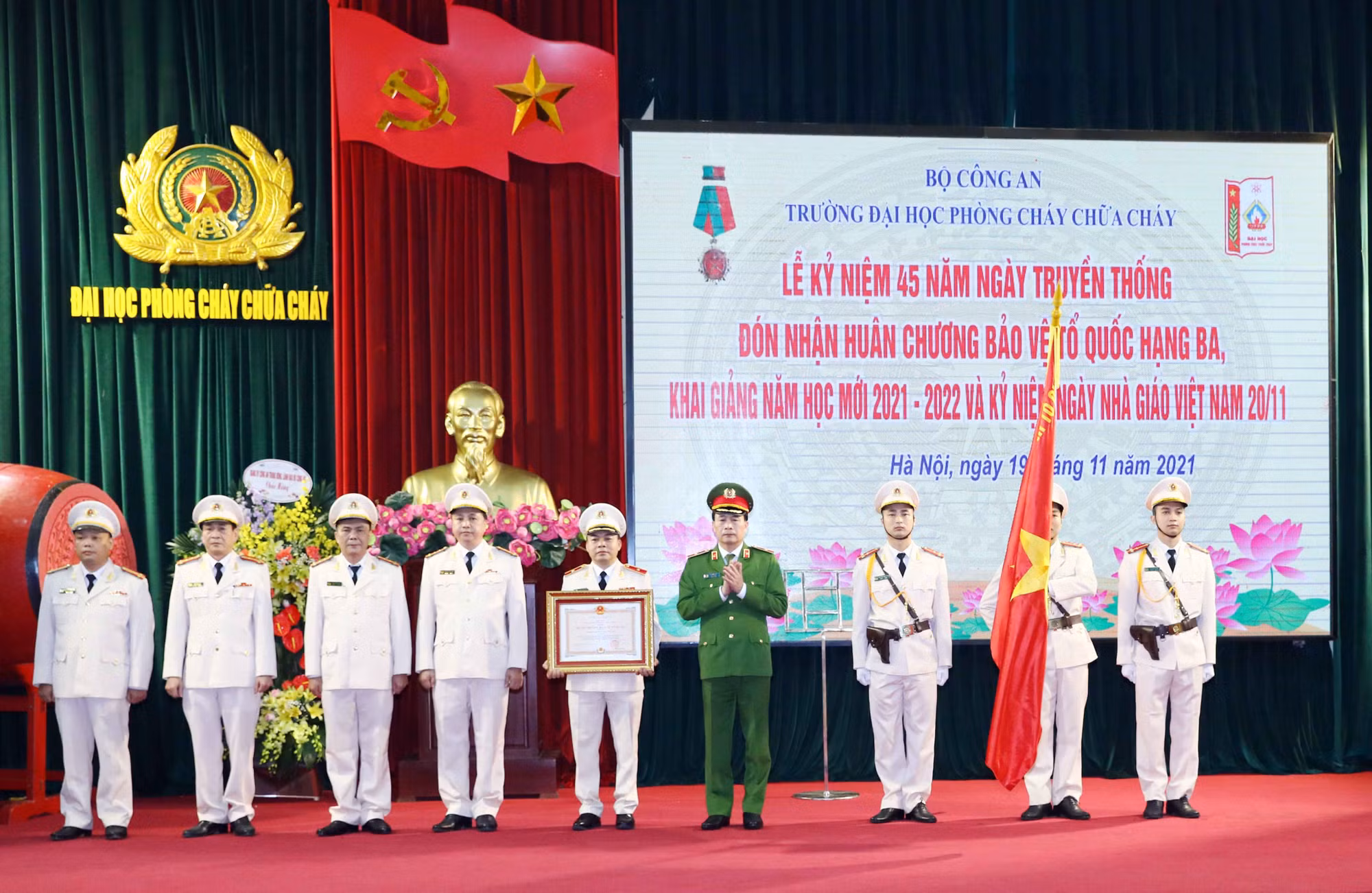 Đại học PCCC kỷ niệm 45 năm Ngày truyền thống và đón nhận Huân chương Bảo vệ Tổ quốc