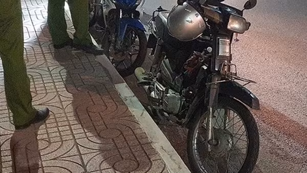 Nam thanh niên bỏ lại xe gieo mình xuống sông Sài Gòn tự vẫn ảnh 5