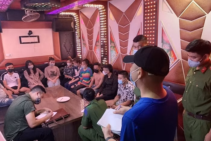 Cạm bẫy trong quán bar, karaoke “chui” giữa mùa dịch -0