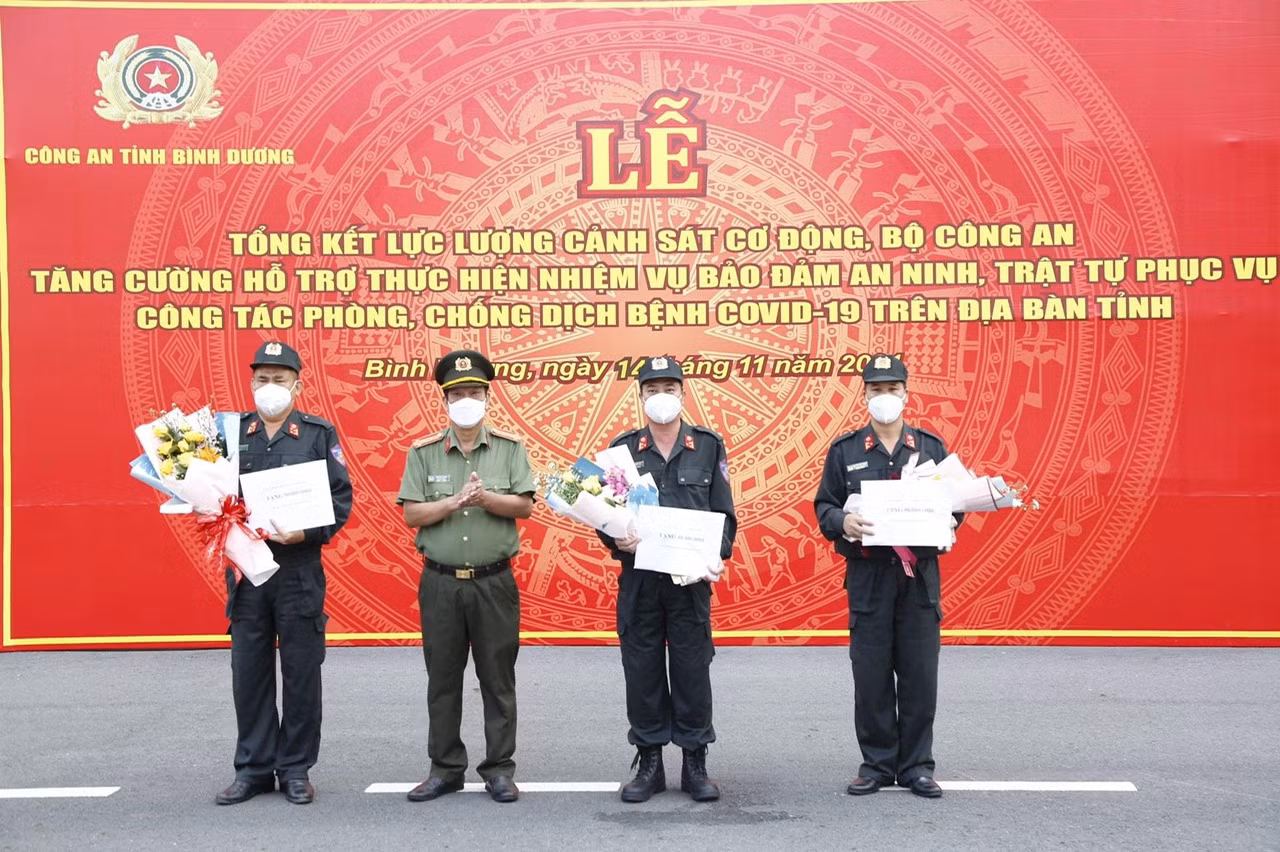Khen thưởng hàng trăm CSCĐ tham gia chống dịch ở Bình Dương -0