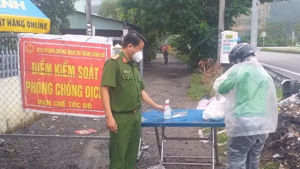 Công an cơ sở “4 cùng” với bà con Ba Na, Chăm, H'roi... ảnh 2