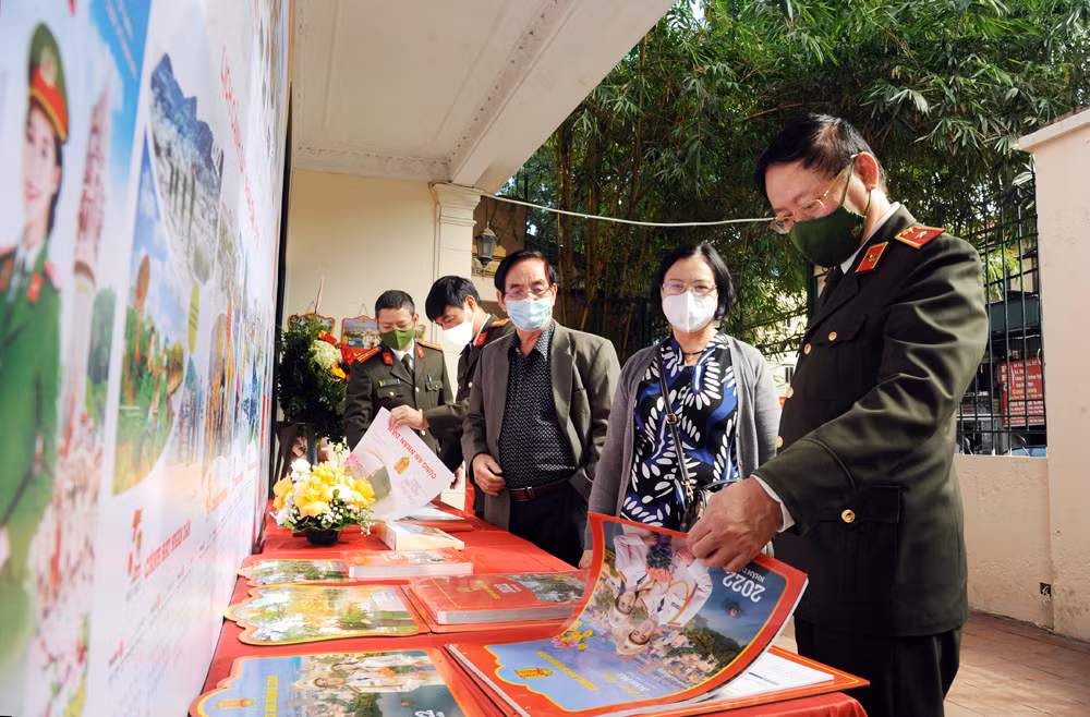 Phát hành Lịch Công an nhân dân năm 2022 -0