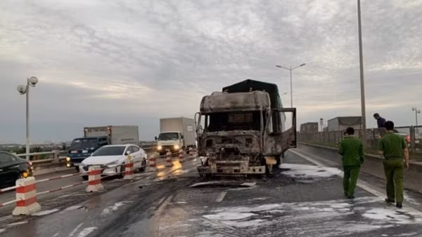 Xe đầu kéo mất lái tông vào chòi bán nước ven đường ảnh 3