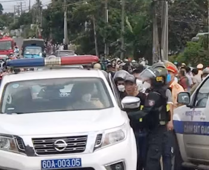 Nghẹt thở vây bắt kẻ nghiện, dùng súng khống chế con tin -0