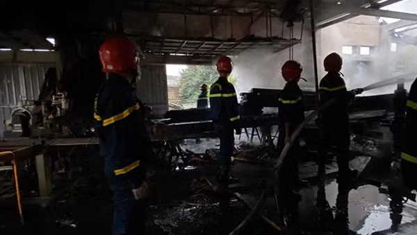 Hai bà cháu được giải cứu khỏi đám cháy tại chung cư cũ ảnh 2