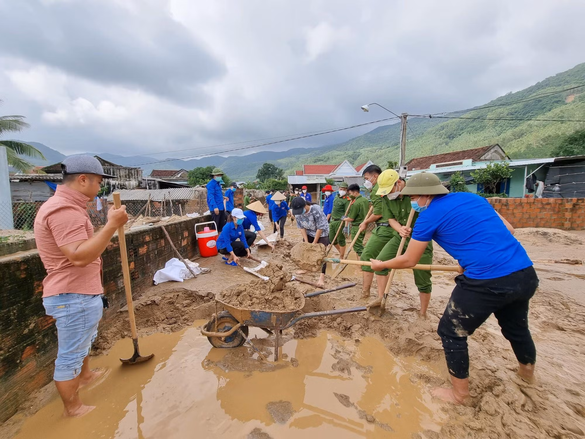 Công an ra quân giúp dân khắc phục hậu quả núi lở ở Bình Định -0