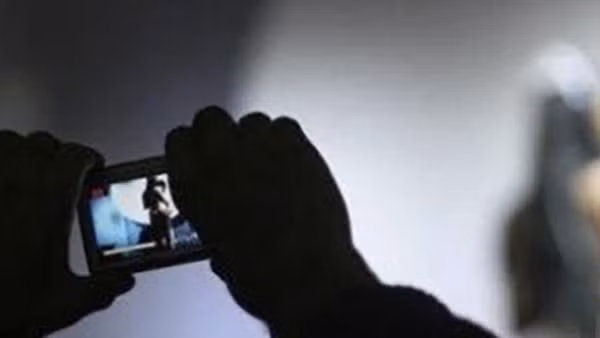 Mượn điện thoại "phát hiện"clip nóng, đe dọa đưa Facebook để tống tiền ảnh 2