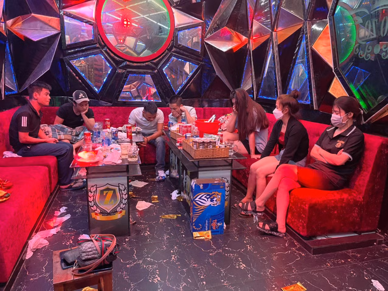 Các đối tượng sử dụng ma túy trong phòng karaoke.