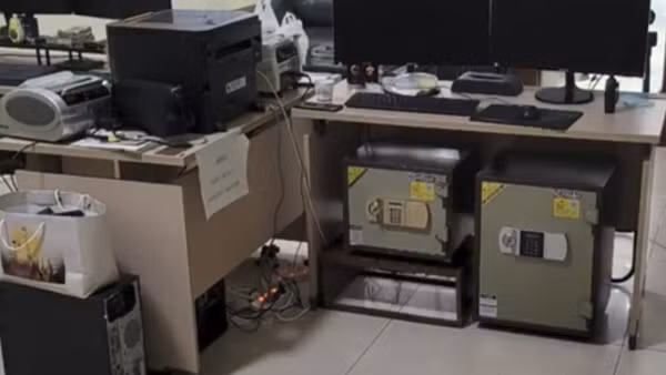 Mang xe rùa đi trộm két sắt của hàng xóm ảnh 2