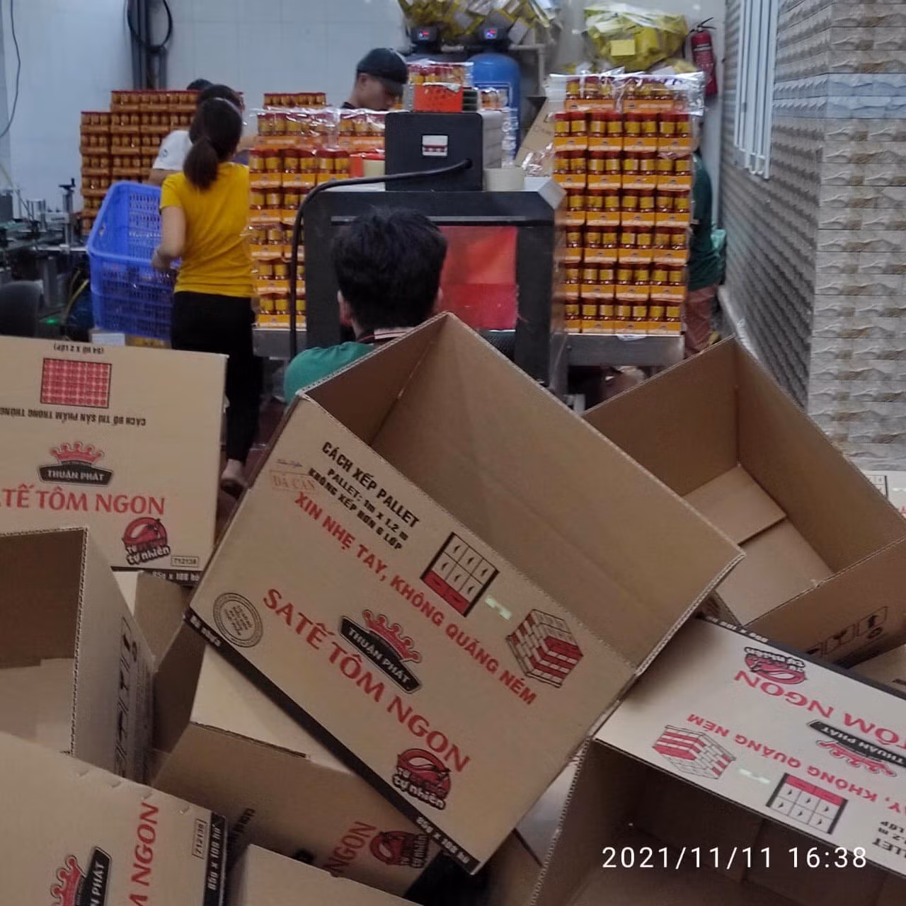 Vợ lĩnh án treo vì sản xuất sa tế giả, chồng vẫn ngang nhiên chế biến hàng 