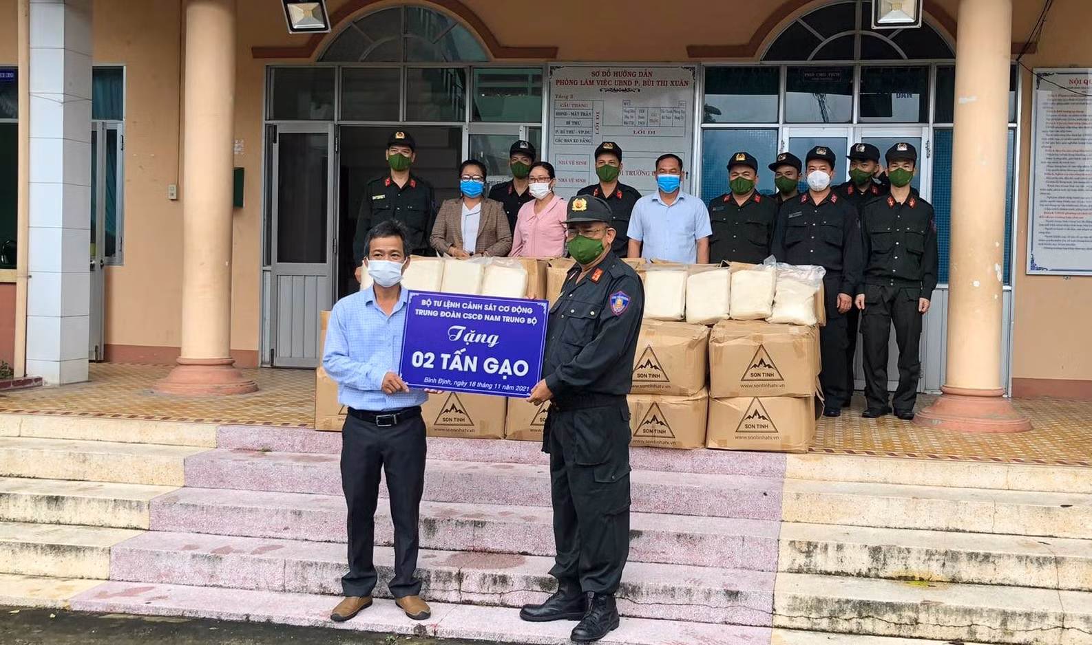 Trung đoàn Cảnh sát cơ động hỗ trợ 5 tấn gạo cho người dân khó khăn -0