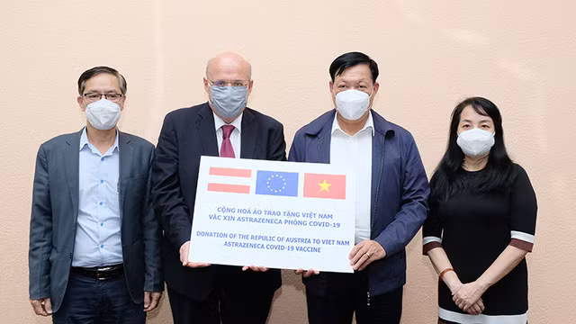 Bộ Y tế tiếp nhận 50.000 liều vaccine AstraZeneca do Chính phủ Áo trao tặng -0