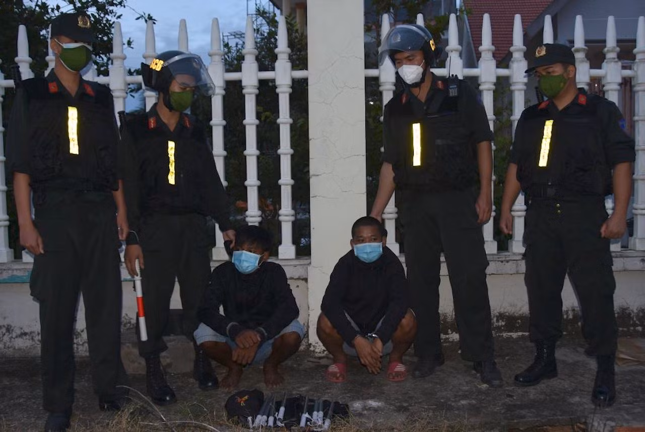 Cảnh sát cơ động bắt 2 hai đối tượng mang hung khí đi đánh thuê -0