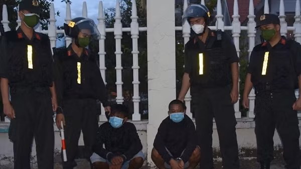 “Đá xế” bất thành, tên trộm rút dao tấn công người khống chế ảnh 6