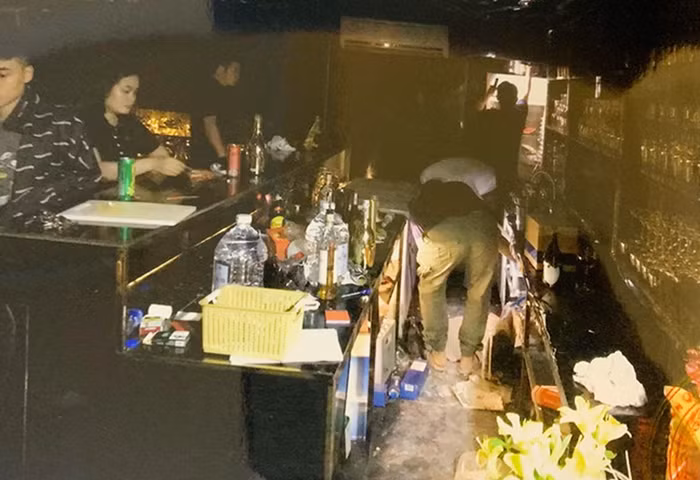Cạm bẫy trong quán bar, karaoke “chui” giữa mùa dịch -0