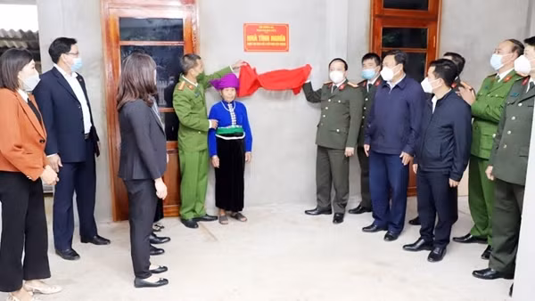 Công an tỉnh Bắc Giang trao tặng nhà tình nghĩa 19/8 cho hộ nghèo ảnh 2
