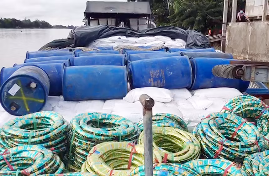 Phát hiện 62 tấn và trên 4.600 lít hóa chất, bột đá không có chứng từ hợp lệ tại khu vực biên giới -0