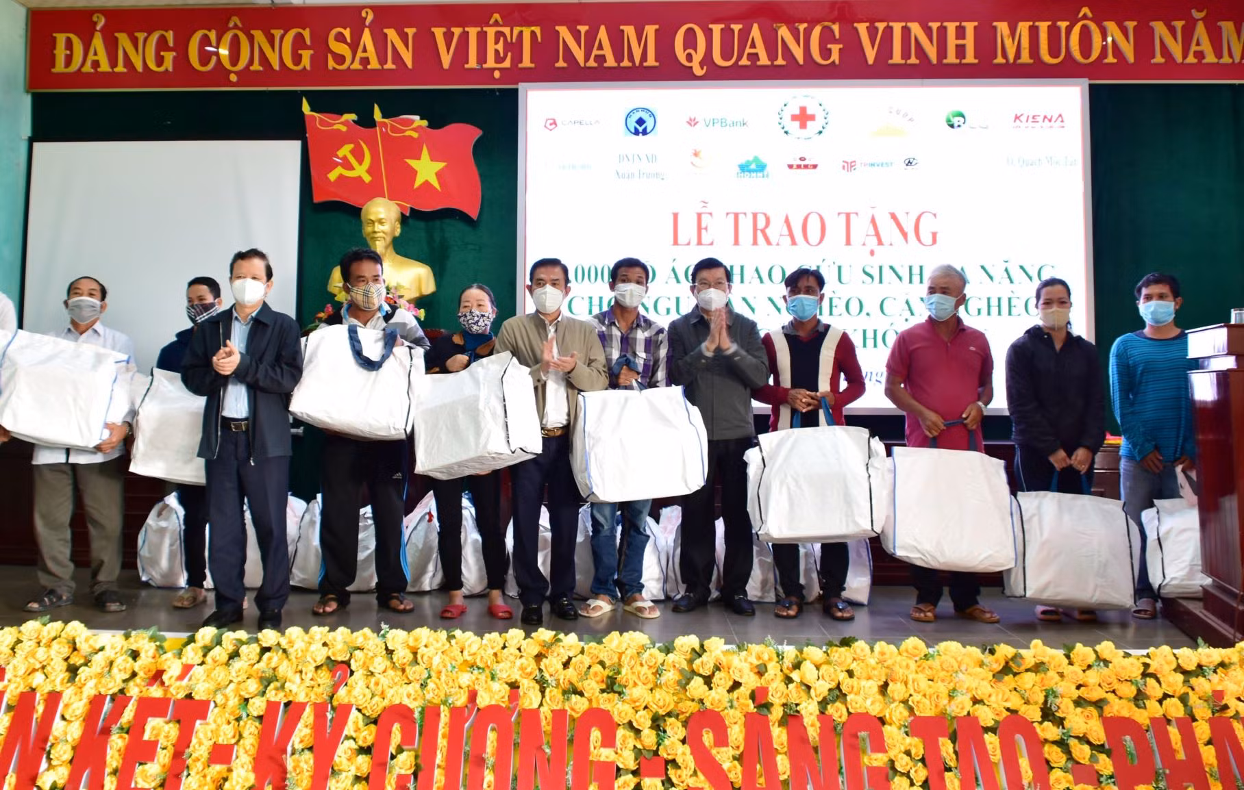 Tặng 1.000 bộ áo phao cứu sinh cho ngư dân nghèo ở Thừa Thiên-Huế -0