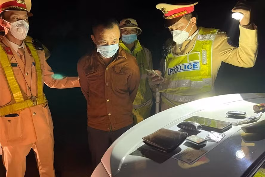 Bắt đối tượng tàng trữ ma túy và hung khí trên ô tô -0