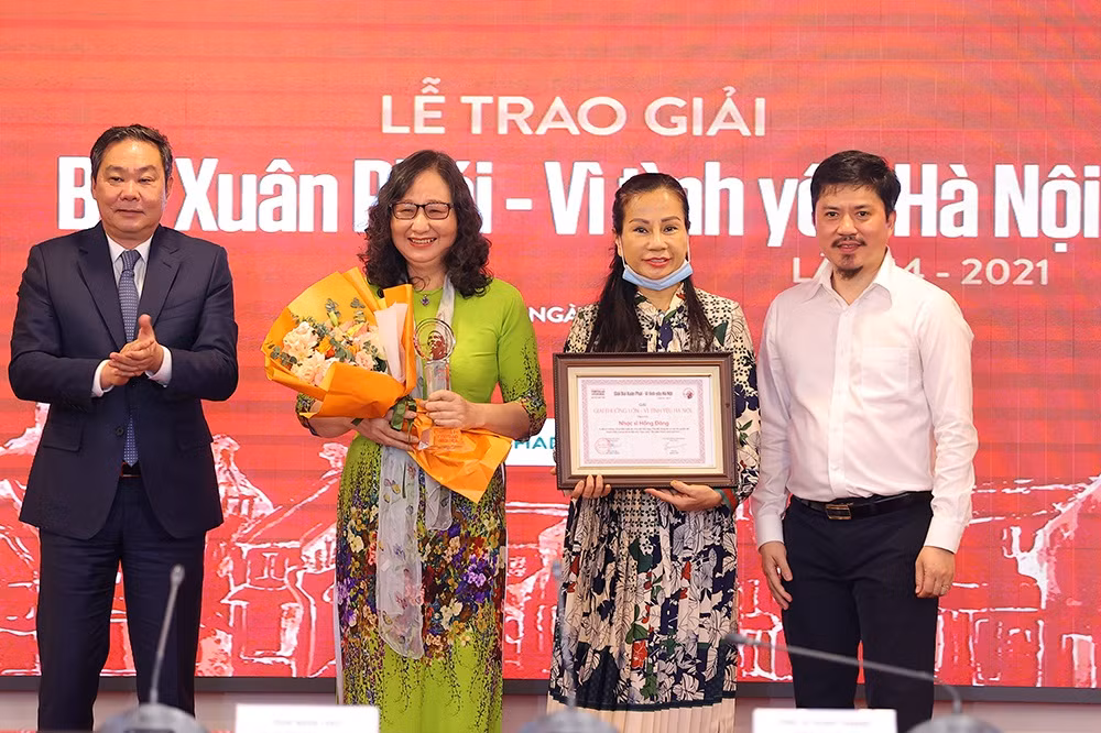 Đại diện gia đình nhạc sĩ Hồng Đăng thay mặt nhạc sĩ nhận Giải thưởng Lớn giải thưởng "Bùi Xuân Phái - Vì tình yêu Hà Nội" năm 2021. (Ảnh: Hòa Nguyễn)