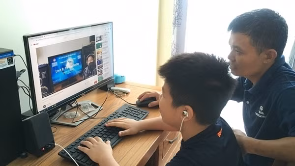 Hà Nội thêm 6 quận cho học sinh lớp 6 và 12 học trực tuyến ảnh 2