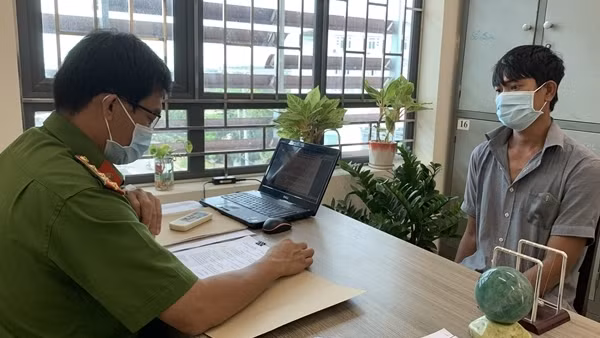 Tước hung khí trên tay đối tượng nghiện tấn công Cảnh sát ảnh 3