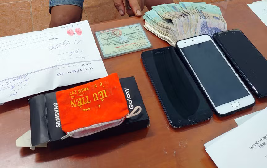 Chàng rể hờ “đục két” của mẹ vợ -0