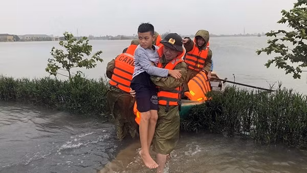 Hơn 19 nghìn học sinh ở tỉnh Bình Định nghỉ học do mưa, lũ ảnh 4