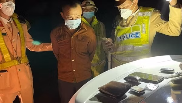 "Dạo chơi" trong công viên cùng bịch ma tuý ảnh 3